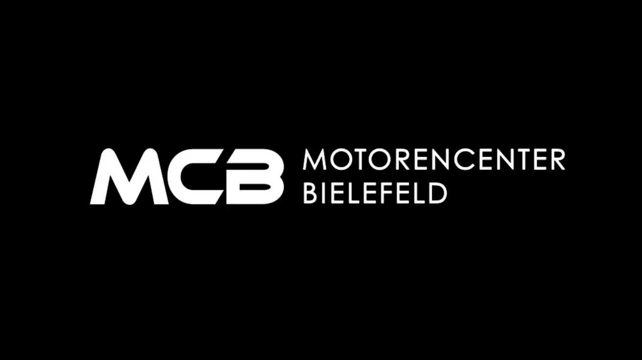 Präzise Motorarbeit in der Werkstatt